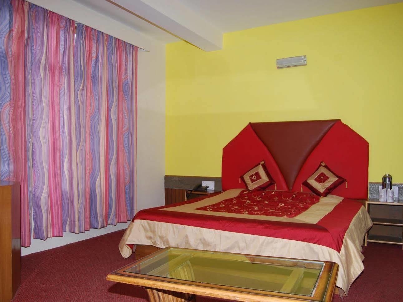 Chichoga Holiday Inn Manāli Zewnętrze zdjęcie